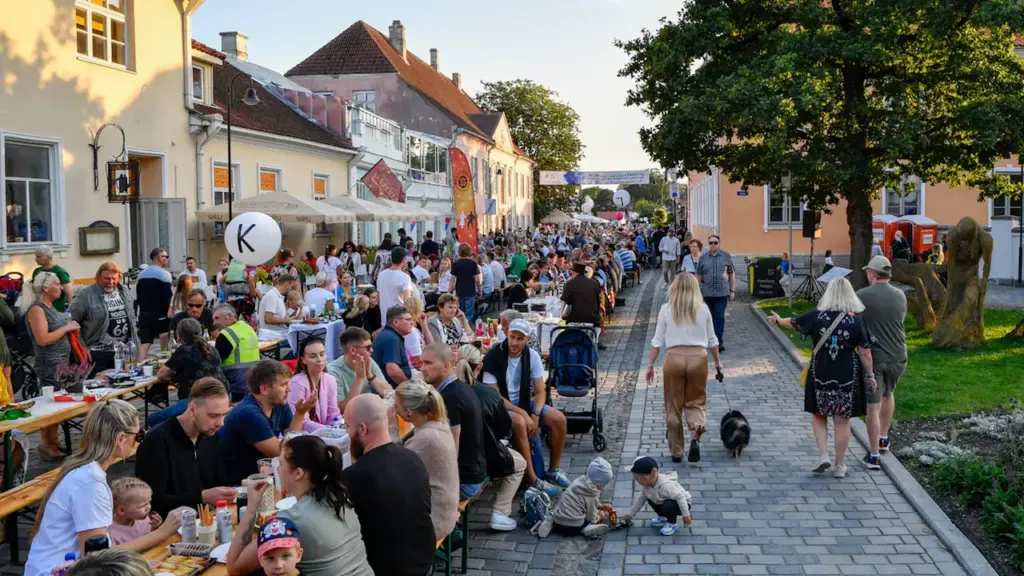 Inimesed nautimas väliüritust Kuressaare ajaloolisel munakivitänaval suvisel ajal.