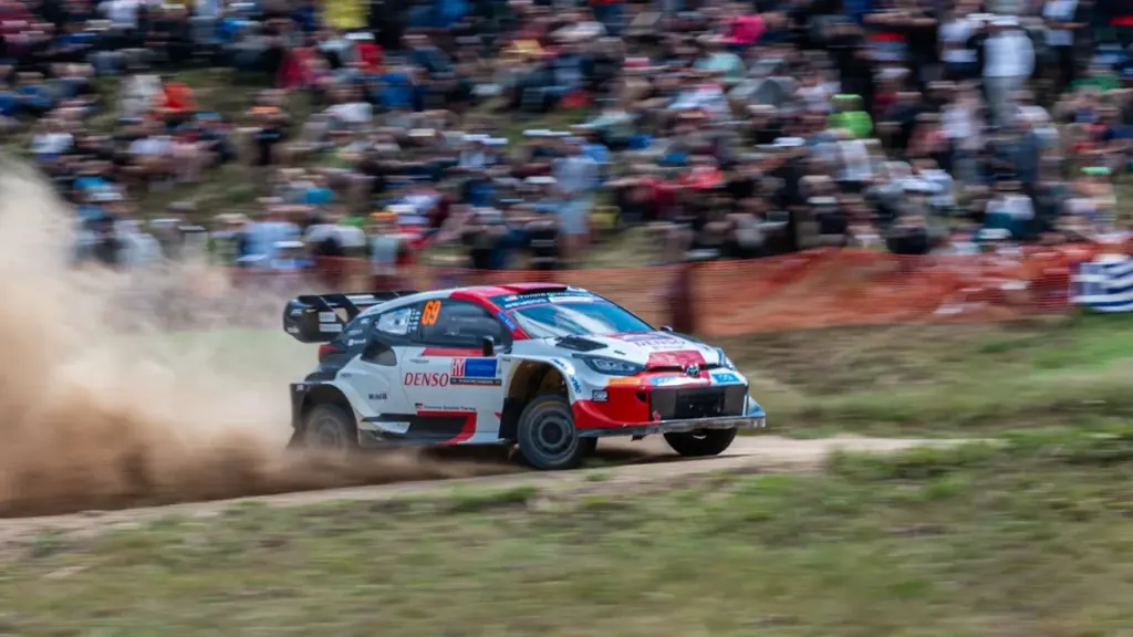 Ralliauto kihutamas kruusateel suure pealtvaatajate hulga ees Paide ralli võistlusel.