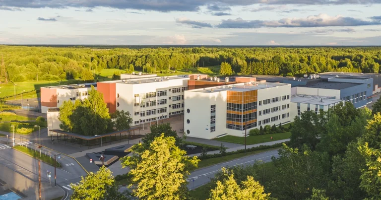 Jüri kooli juhiotsing pikeneb, õppetöö jätkub