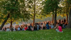 Inimesed naudivad sumedat suveõhtut Tallinna lauluväljakul toimuval kontserdil rohelisel nõlval.
