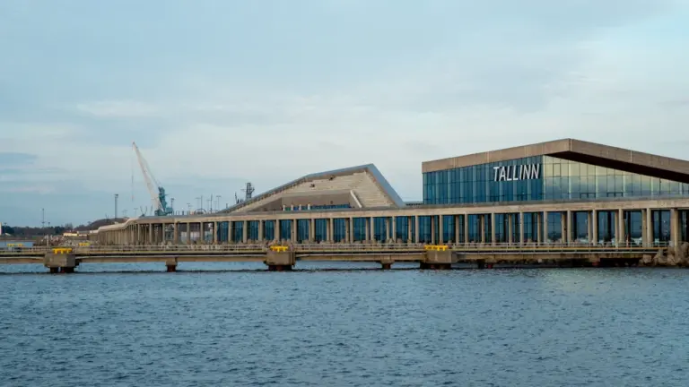 Tallinna moodne kruiisiterminal mere ääres, mis esindab linna innovatsiooni ja kaasaegset arhitektuuri.