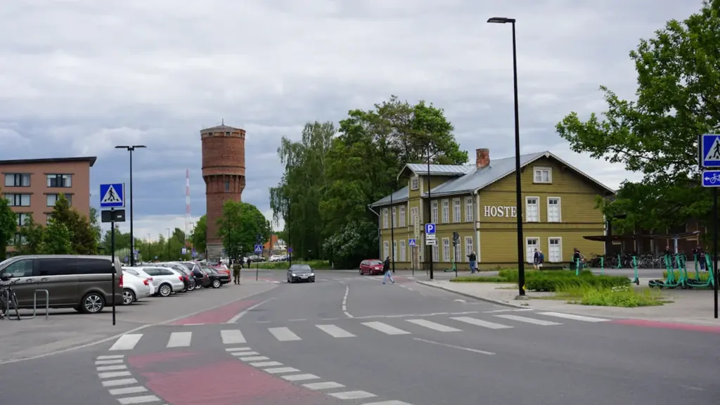 Tänavavaade Tartus, kus on näha liikluskorraldust, kõnniteed ja linnaehitisi festivali ajal.