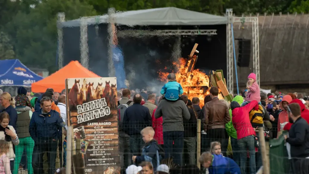 Inimesed kogunevad Rõuge festivalile, kus põleb lõke ja toimuvad erinevad tegevused.