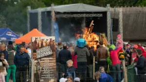 Inimesed kogunevad Rõuge festivalile, kus põleb lõke ja toimuvad erinevad tegevused.